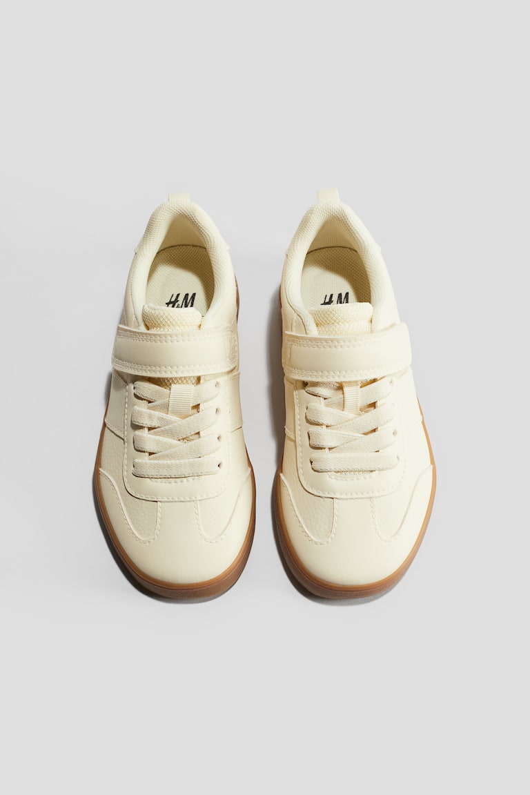 H&M Sneaker Fabrikverkauf