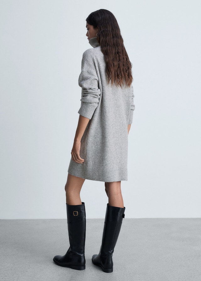 Mango Kurzes Strickkleid mit weitem Rollkragen Fabrikladen