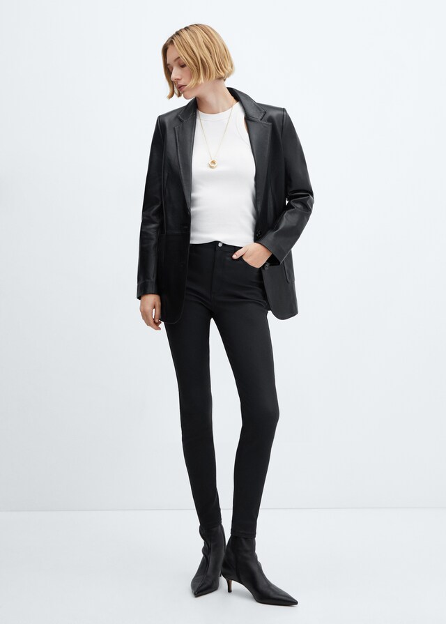 Mango Skinny Coated-Jeans mit hohem Bund Im Verkauf