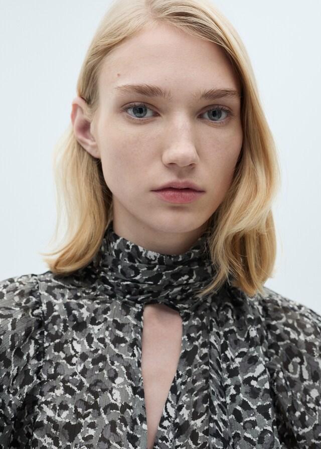 Mango Bluse in Leo-Optik mit Schleifenkragen Versandkostenfrei
