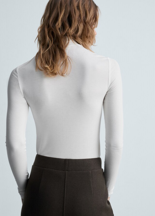 Mango Tailliertes T-Shirt mit hohem Kragen Exklusive Angebote