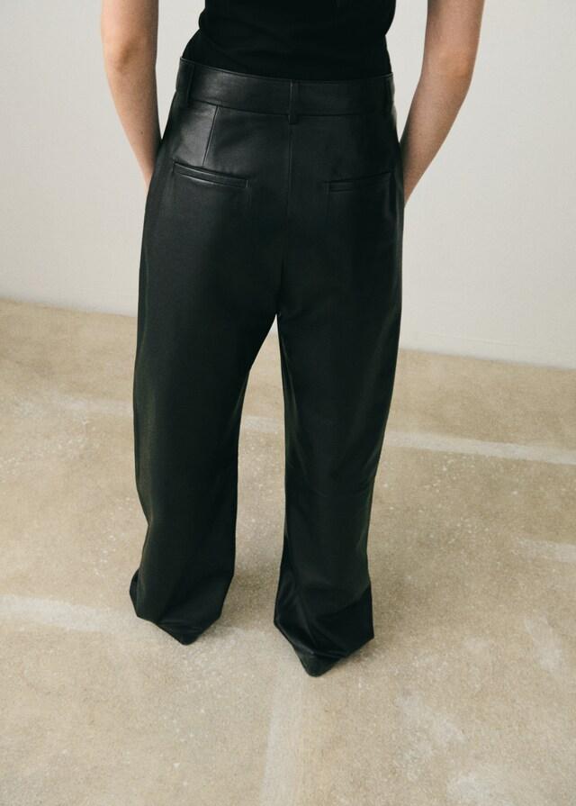Mango Gerade Lederhose mit Bundfalten-Detail Wochenangebot