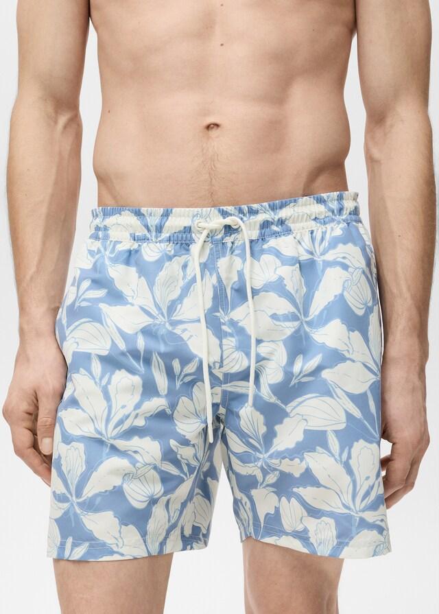 Mango Badeshorts mit floralem Dessin 2025