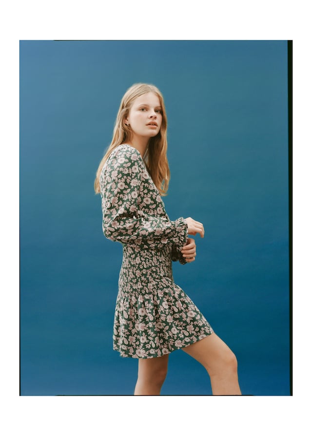 Mango Kleid mit Buchstaben-Muster und Raffdetails Exklusive Angebote