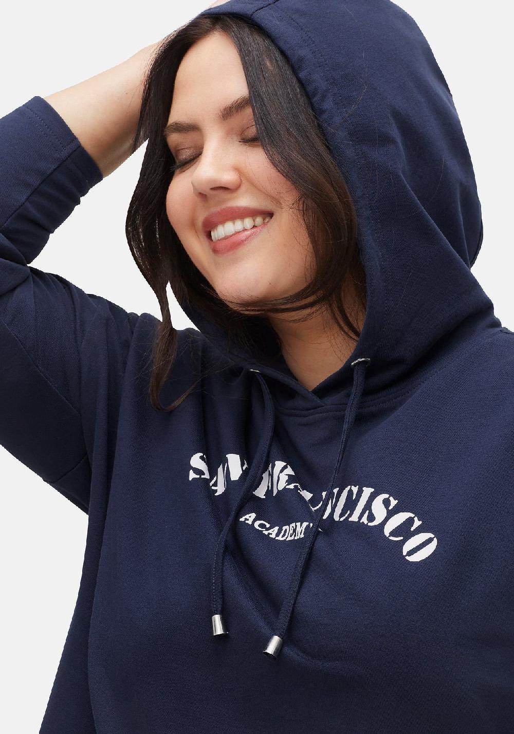 sheego Kapuzensweatshirt mit Frontdruck in A-Linie Versandkostenfrei