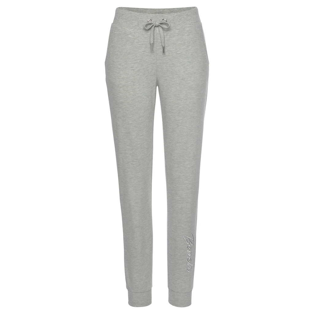 Bench. Loungewear Relaxhose mit glänzender Logostickerei Loungeanzug Speichern exportieren