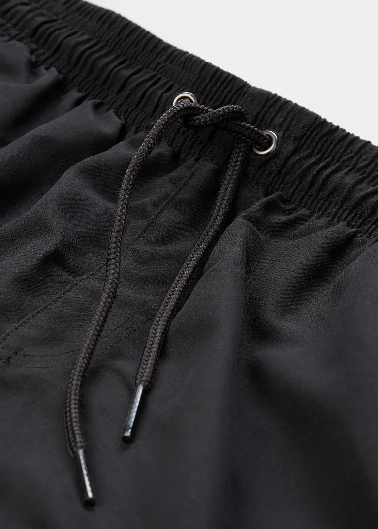 bonprix Schlichte Badeshorts im lässigen Design - schwarz Zeitlich begrenztes Angebot